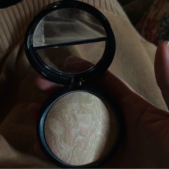 Laura Geller Baked Balance-n-Brighten Color Correcting Foundation - Porcelain - Picture 11 of 11